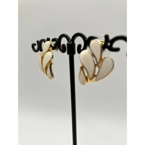 Vintage FM 1980s Gold-Tone White Enamel Leaf 7/8 Inch Earrings! - Picture 5 of 9